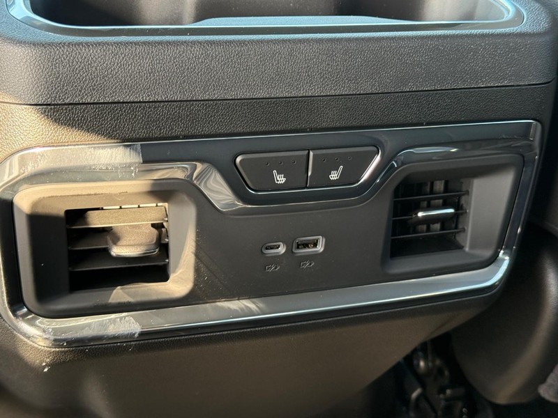 Chevrolet Silverado 2500HD Vehicle Full-screen Gallery Image 6