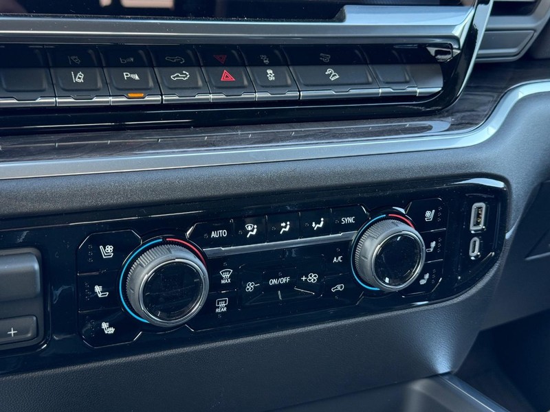 Chevrolet Silverado 2500HD Vehicle Full-screen Gallery Image 14