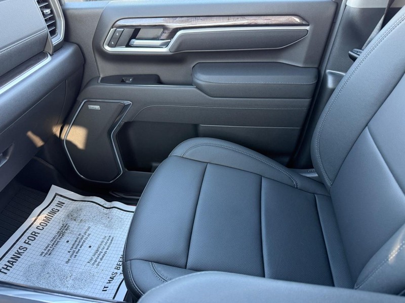 Chevrolet Silverado 2500HD Vehicle Full-screen Gallery Image 15