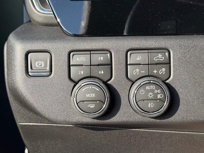 Chevrolet Silverado 2500HD Vehicle Full-screen Gallery Image 16