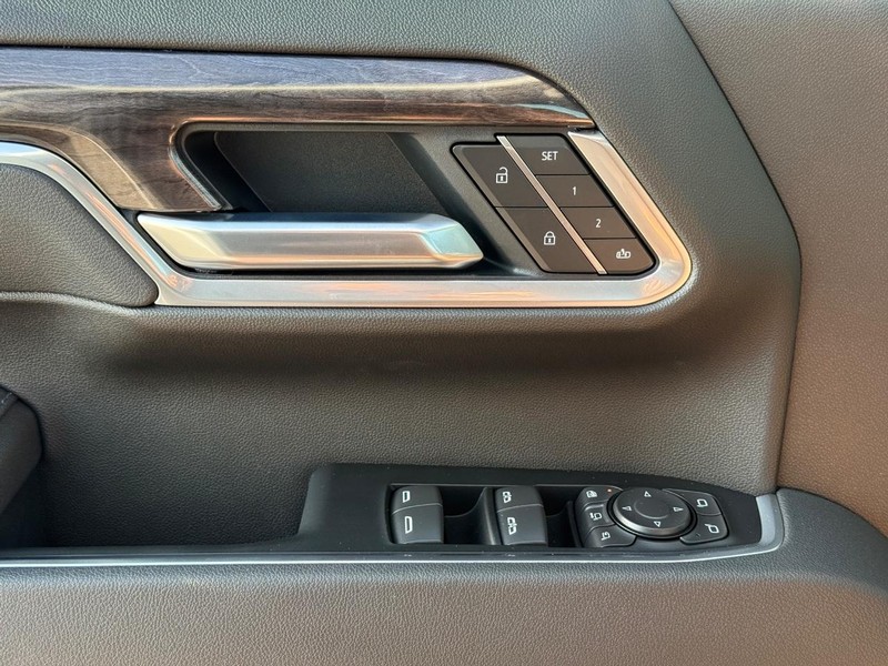 Chevrolet Silverado 2500HD Vehicle Full-screen Gallery Image 18
