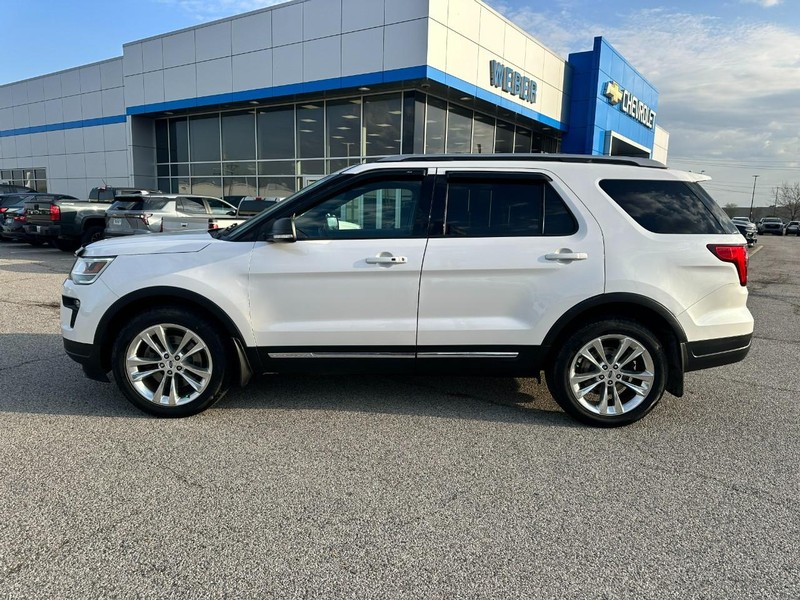Ford Explorer Vehicle Full-screen Gallery Image 2