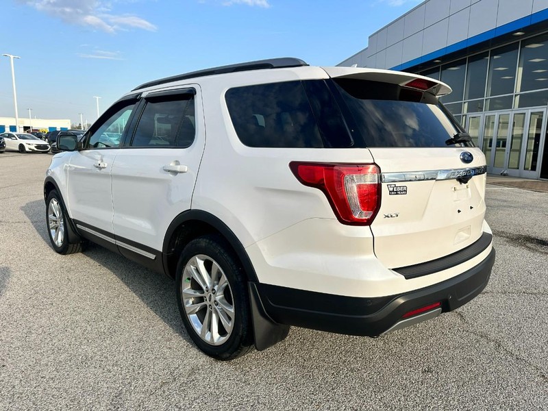 Ford Explorer Vehicle Full-screen Gallery Image 3