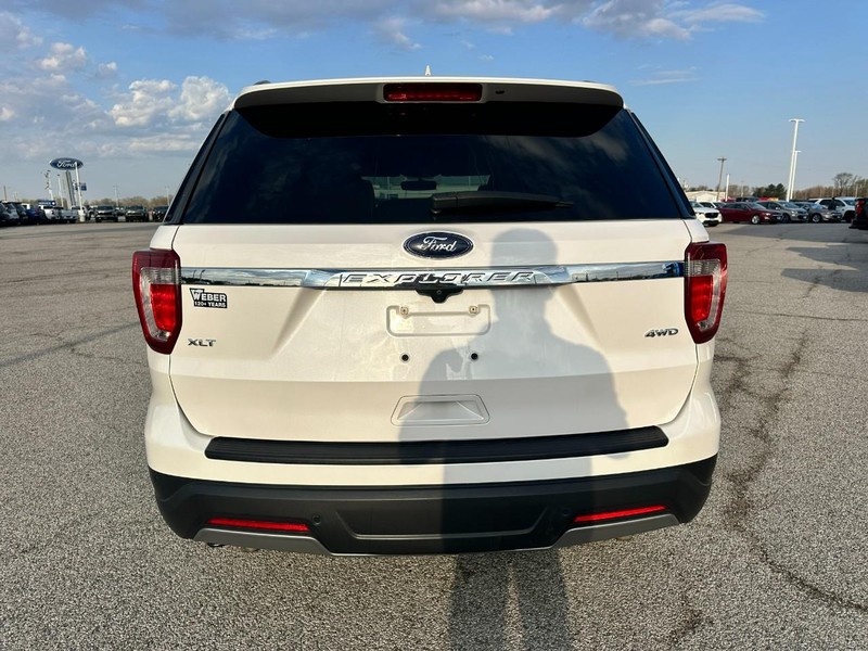 Ford Explorer Vehicle Full-screen Gallery Image 4