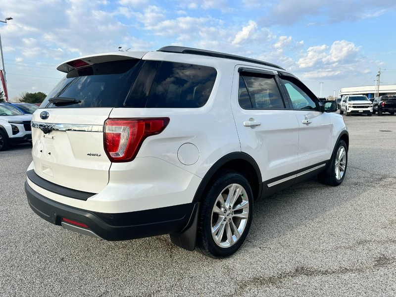 Ford Explorer Vehicle Full-screen Gallery Image 6