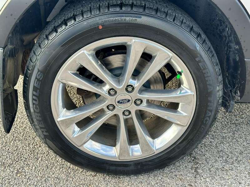 Ford Explorer Vehicle Full-screen Gallery Image 7