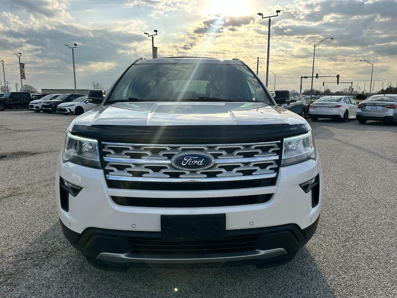 Ford Explorer Vehicle Full-screen Gallery Image 9