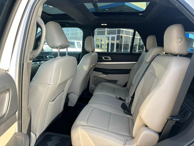 Ford Explorer Vehicle Full-screen Gallery Image 10