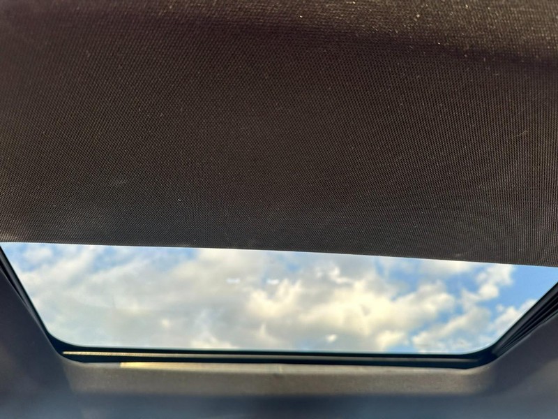 Ford Explorer Vehicle Full-screen Gallery Image 11