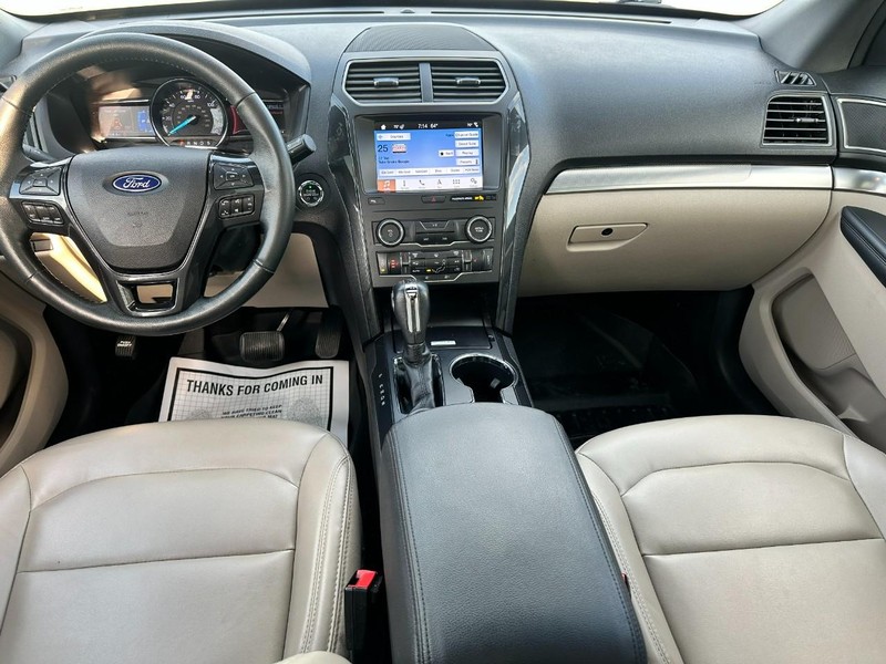 Ford Explorer Vehicle Full-screen Gallery Image 12