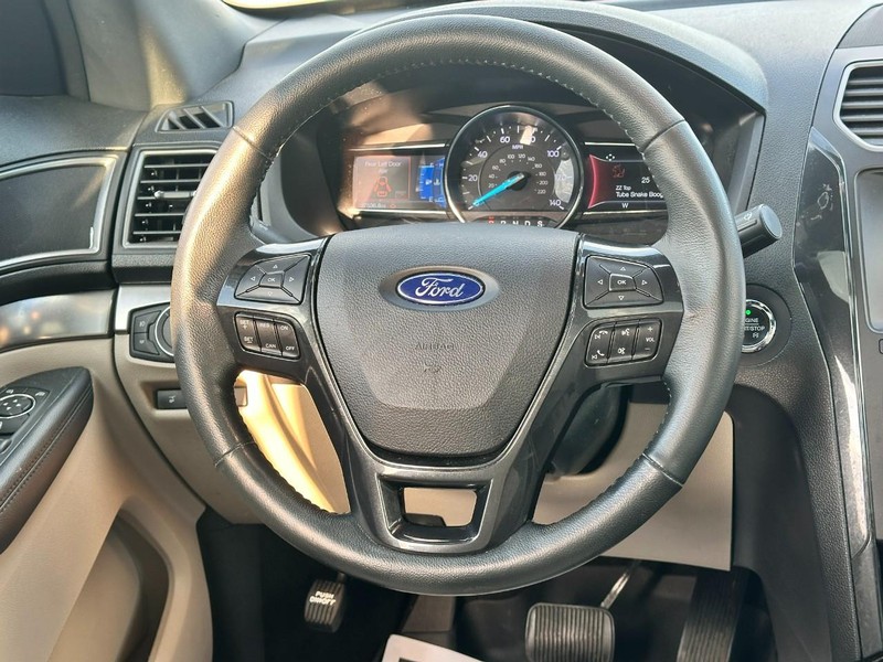 Ford Explorer Vehicle Full-screen Gallery Image 13