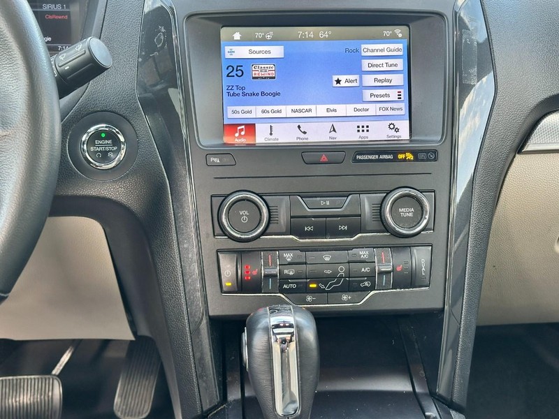 Ford Explorer Vehicle Full-screen Gallery Image 14