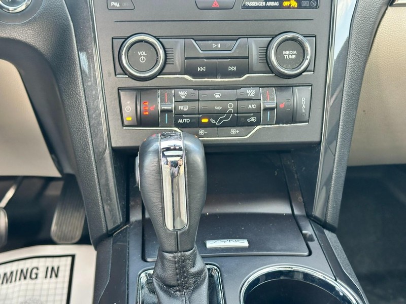 Ford Explorer Vehicle Full-screen Gallery Image 15