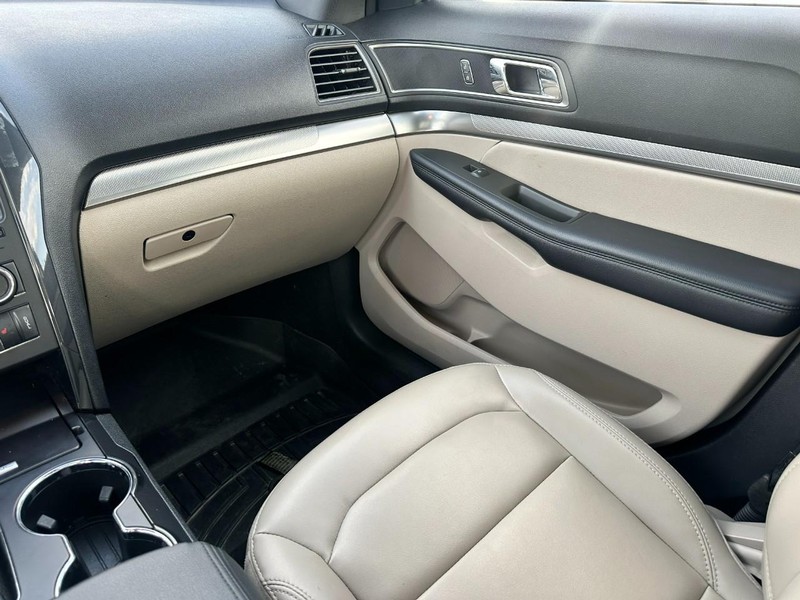 Ford Explorer Vehicle Full-screen Gallery Image 16