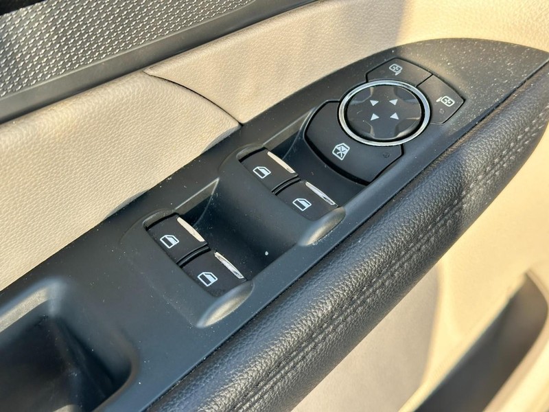Ford Explorer Vehicle Full-screen Gallery Image 17