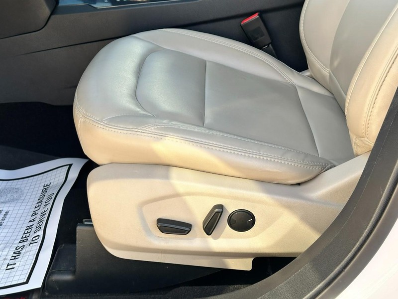 Ford Explorer Vehicle Full-screen Gallery Image 18