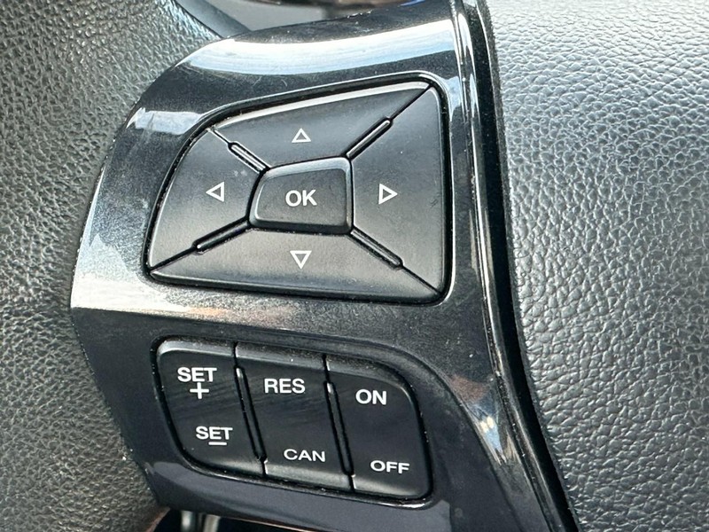 Ford Explorer Vehicle Full-screen Gallery Image 19