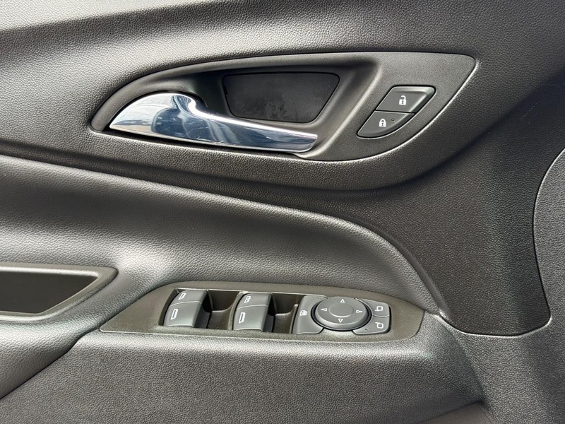 Chevrolet Equinox Vehicle Full-screen Gallery Image 22