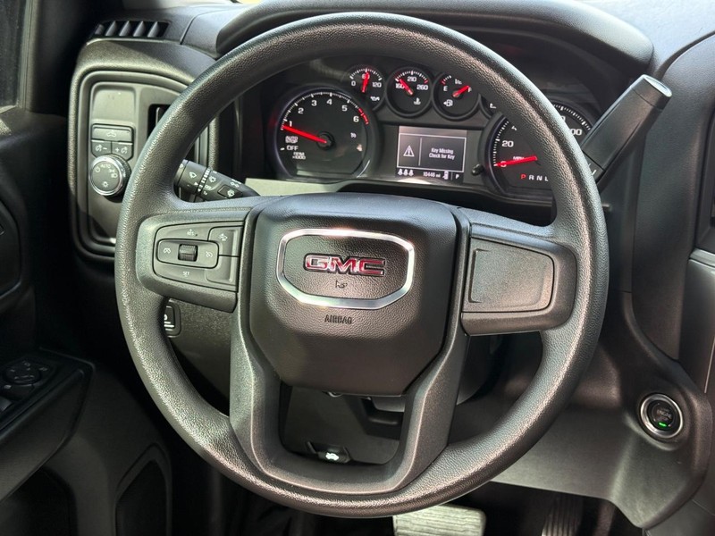 GMC Sierra 1500 Vehicle Full-screen Gallery Image 12