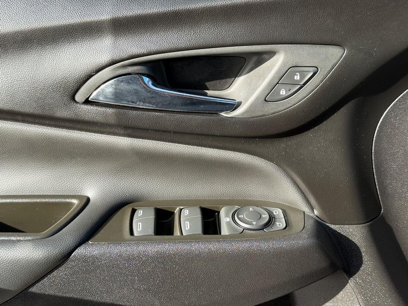 Chevrolet Equinox Vehicle Full-screen Gallery Image 23