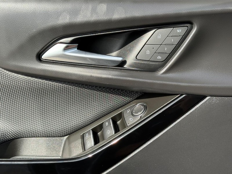 Chevrolet Equinox Vehicle Full-screen Gallery Image 23