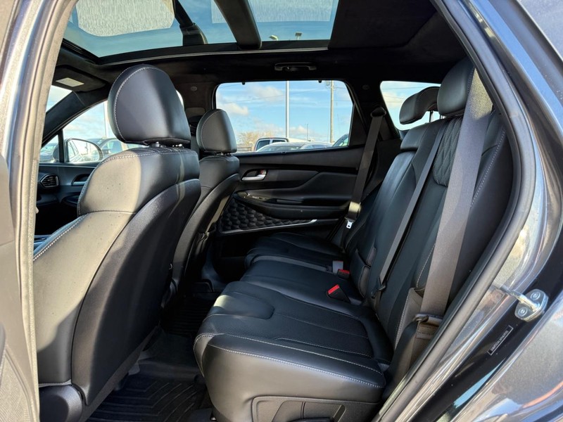 Hyundai Santa Fe Vehicle Full-screen Gallery Image 10