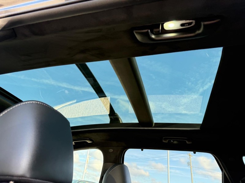 Hyundai Santa Fe Vehicle Full-screen Gallery Image 11