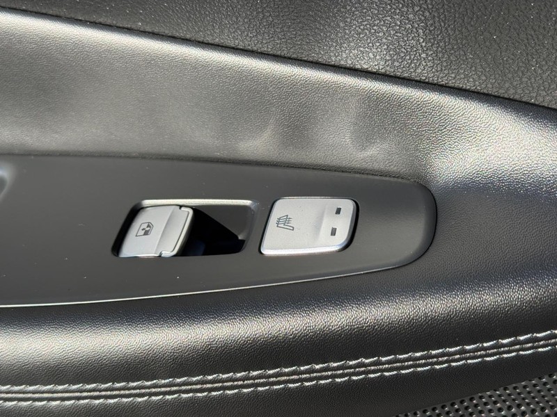 Hyundai Santa Fe Vehicle Full-screen Gallery Image 12