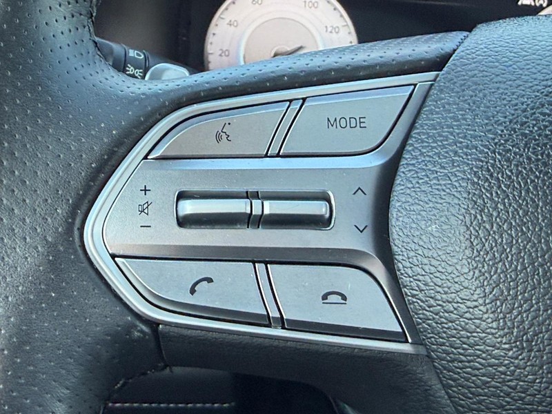 Hyundai Santa Fe Vehicle Full-screen Gallery Image 15