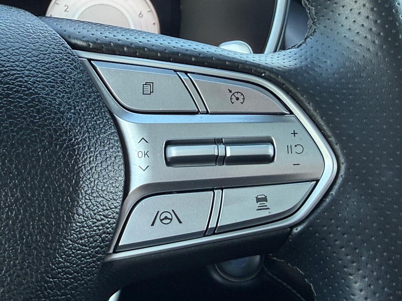 Hyundai Santa Fe Vehicle Full-screen Gallery Image 16