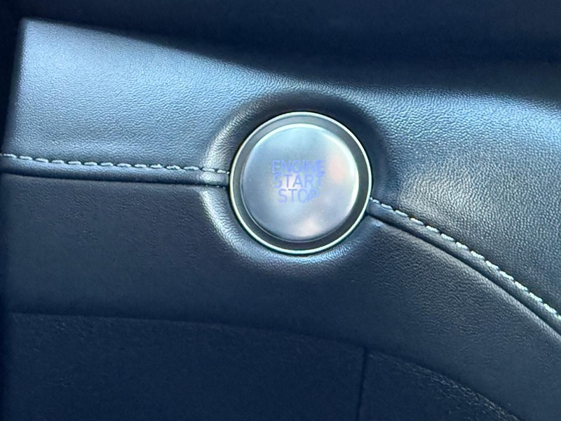 Hyundai Santa Fe Vehicle Full-screen Gallery Image 17