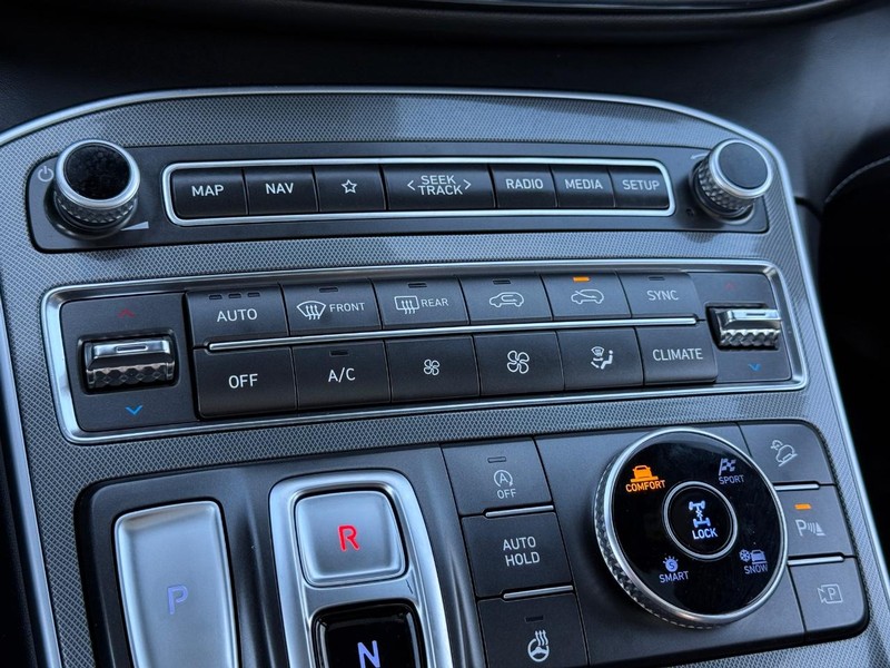 Hyundai Santa Fe Vehicle Full-screen Gallery Image 21