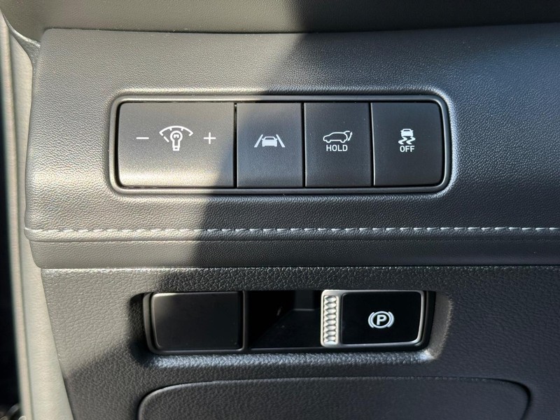 Hyundai Santa Fe Vehicle Full-screen Gallery Image 24