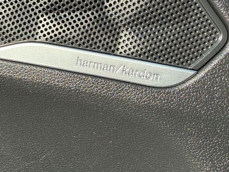 Hyundai Santa Fe Vehicle Full-screen Gallery Image 25