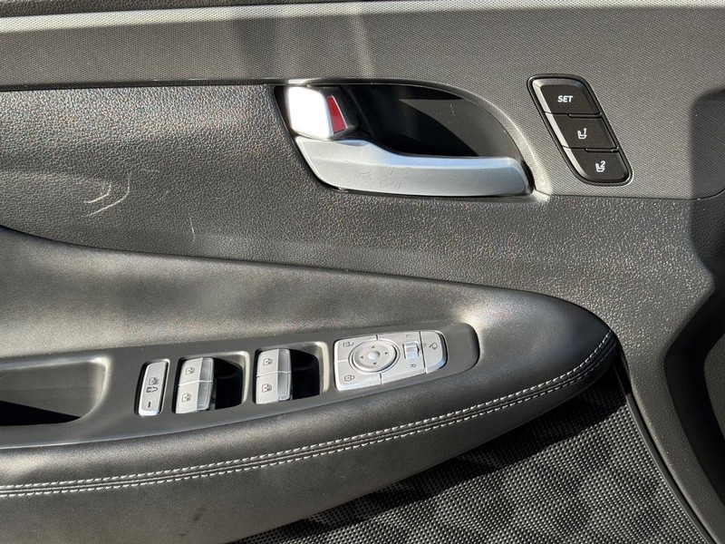 Hyundai Santa Fe Vehicle Full-screen Gallery Image 26