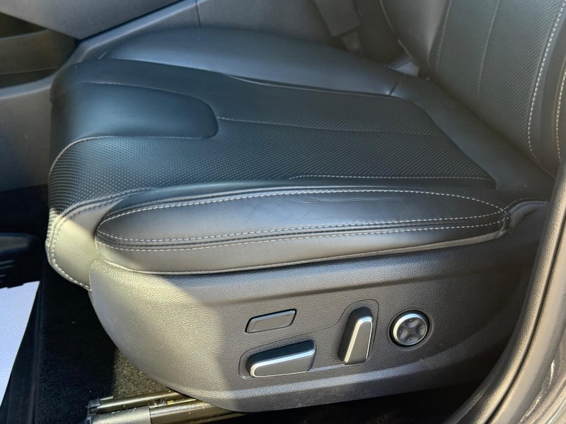 Hyundai Santa Fe Vehicle Full-screen Gallery Image 27