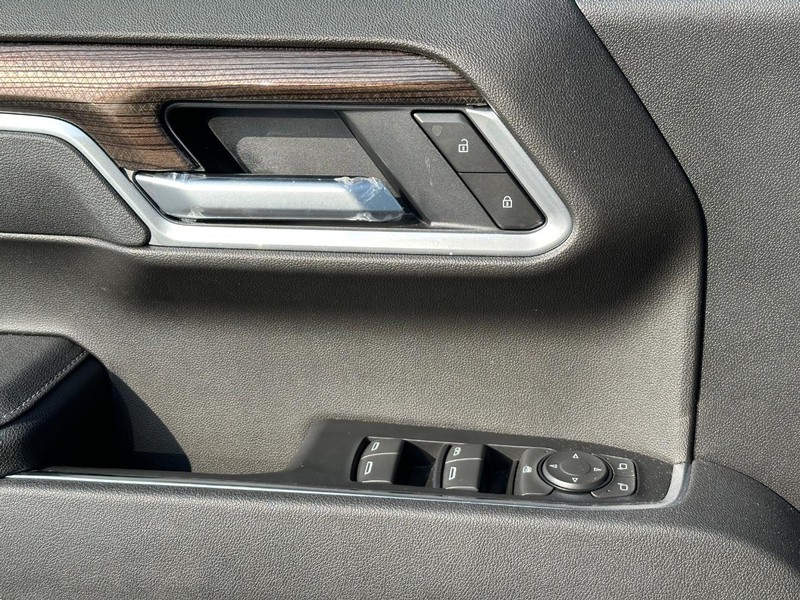 Chevrolet Silverado 1500 Vehicle Full-screen Gallery Image 16