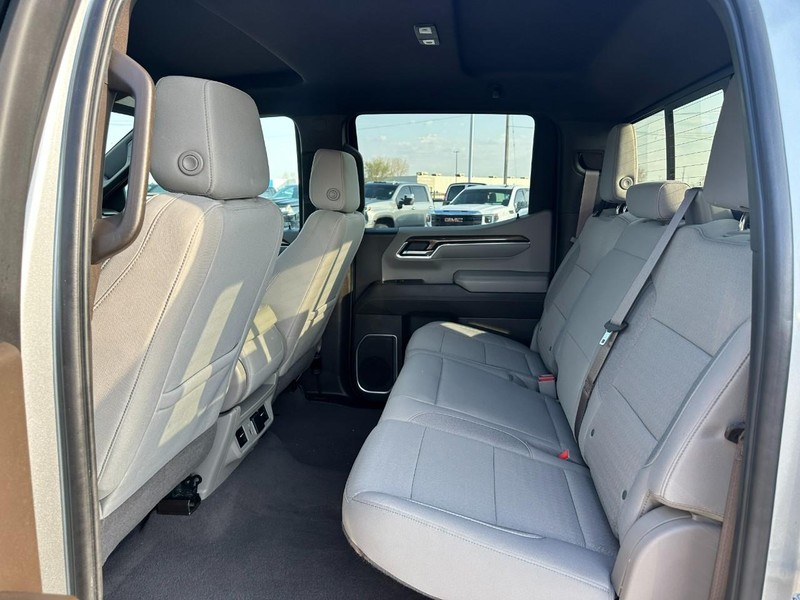 Chevrolet Silverado 1500 Vehicle Full-screen Gallery Image 10