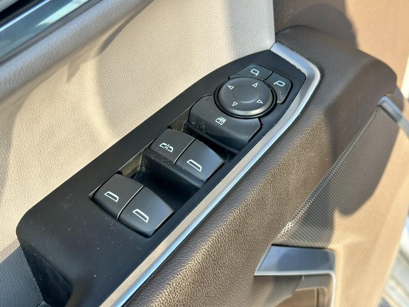 Chevrolet Silverado 1500 Vehicle Full-screen Gallery Image 16