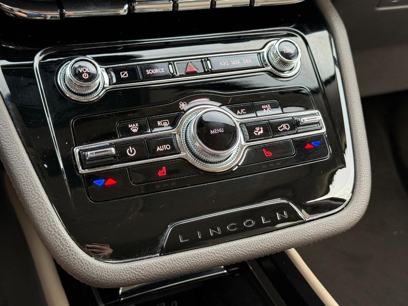Lincoln Corsair Vehicle Full-screen Gallery Image 19