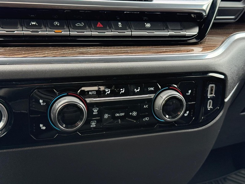 Chevrolet Silverado 1500 Vehicle Full-screen Gallery Image 18