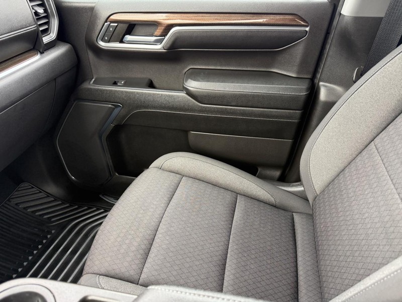 Chevrolet Silverado 1500 Vehicle Full-screen Gallery Image 19