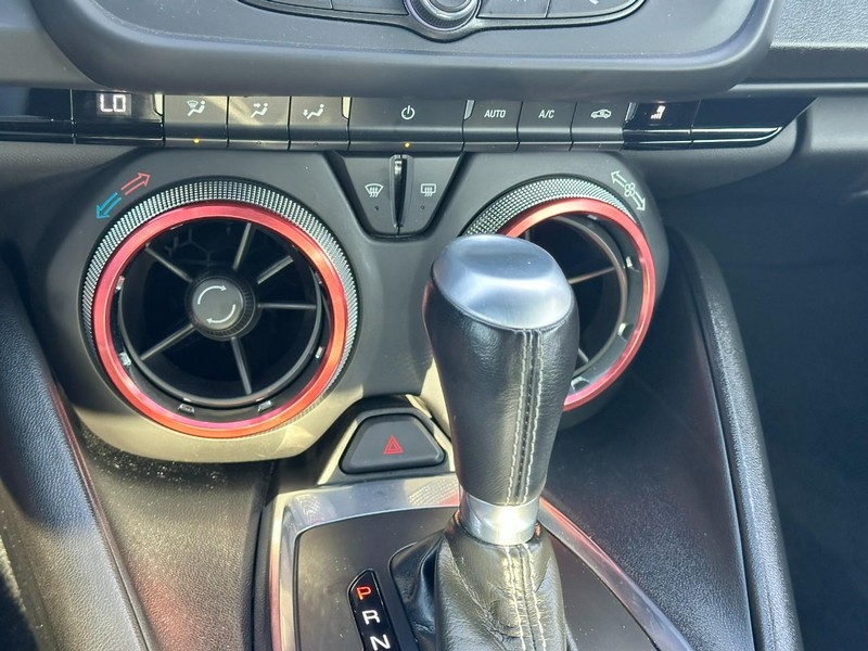 Chevrolet Camaro Vehicle Full-screen Gallery Image 18