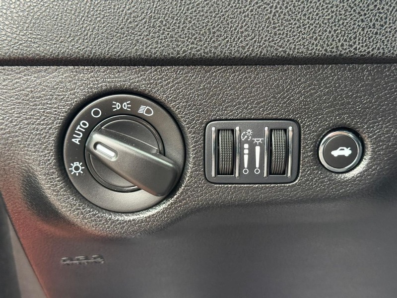 Dodge Charger Vehicle Full-screen Gallery Image 24