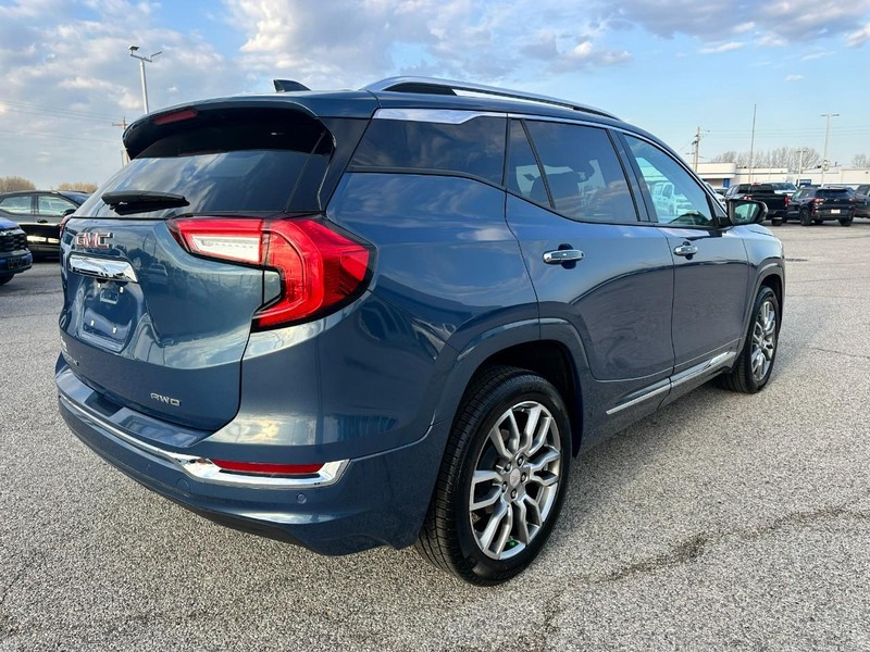 GMC Terrain Vehicle Full-screen Gallery Image 7