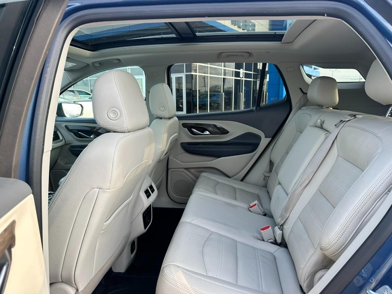 GMC Terrain Vehicle Full-screen Gallery Image 10