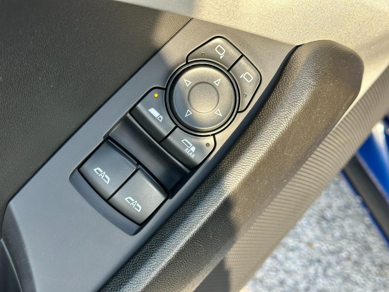 Chevrolet Camaro Vehicle Full-screen Gallery Image 13