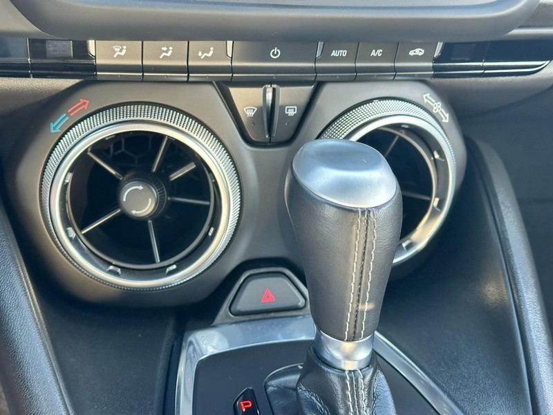 Chevrolet Camaro Vehicle Full-screen Gallery Image 18