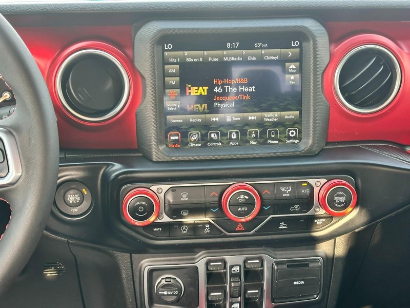 Jeep Gladiator Vehicle Full-screen Gallery Image 13