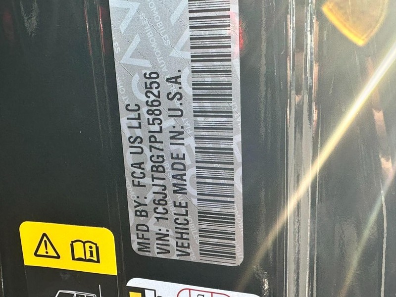 Jeep Gladiator Vehicle Full-screen Gallery Image 23